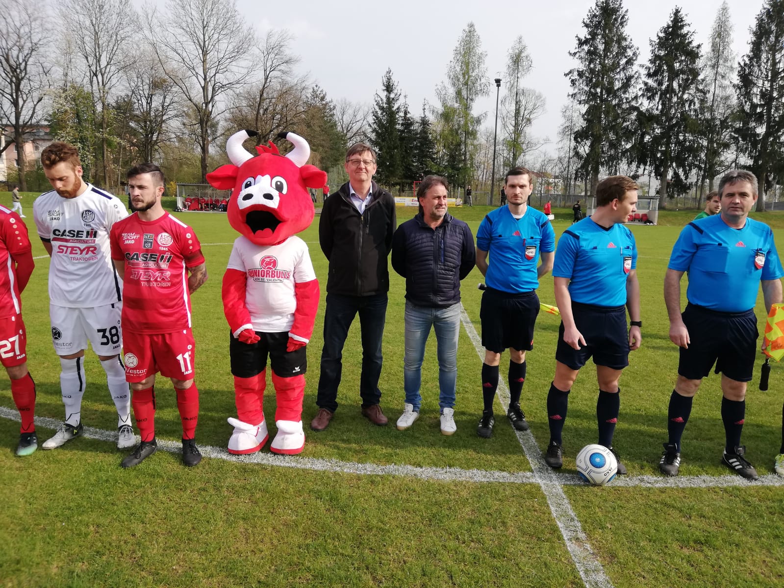 Ehrenanstoss Pillgrab Hans ASK vs Grieskirchen 13 04 2019 (2)